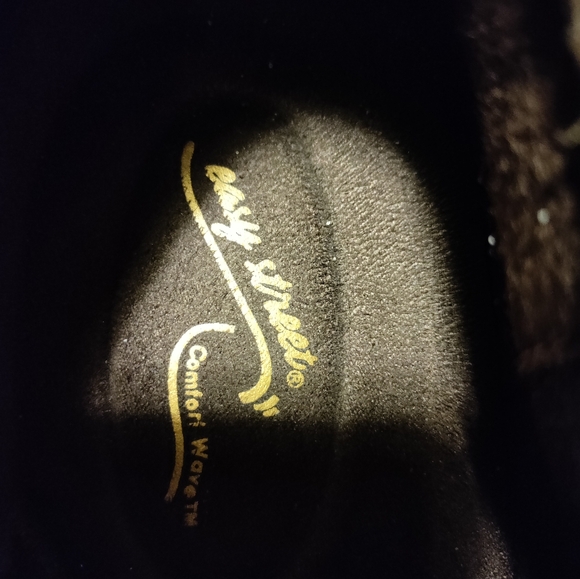 Pre-Loved pair of Brown Loafers - Picture 3 of 5